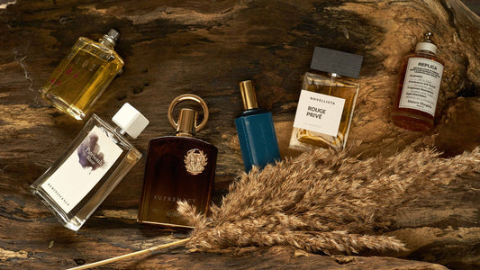 Flacon de parfum de niche Scentora posé sur du marbre noir